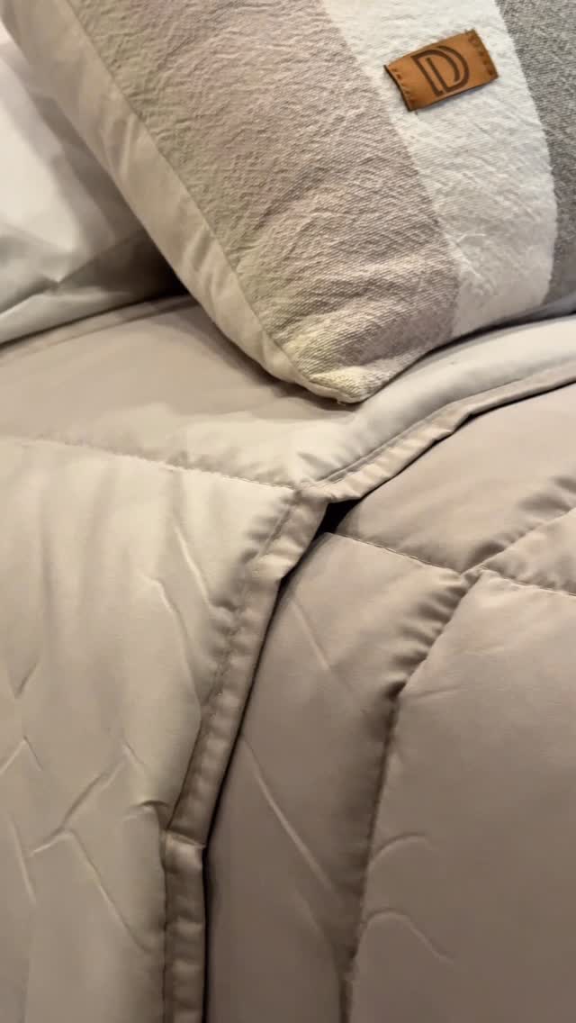 En esta temporada prepará tu alojamiento con textiles frescos y resistentes. Esto es lo que marca la diferencia en cada estadía.

Prepará tu hotel, cabaña o Airbnb para recibir a tus huéspedes con calidad premium. ✨