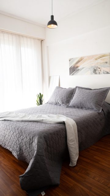 Una habitación puede transformarse por completo con una correcta elección de textiles.

La calidad eleva la imagen del alojamiento, mejora la experiencia del huésped y suma valor a cada estadía.

Textiles diseñados para hotelería y alquileres temporarios ✨